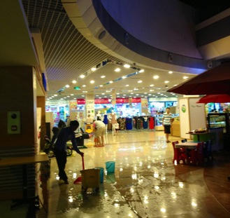  Siêu thị hiện đại dưới lòng đất Ocean Mart “hễ mưa là…dột”